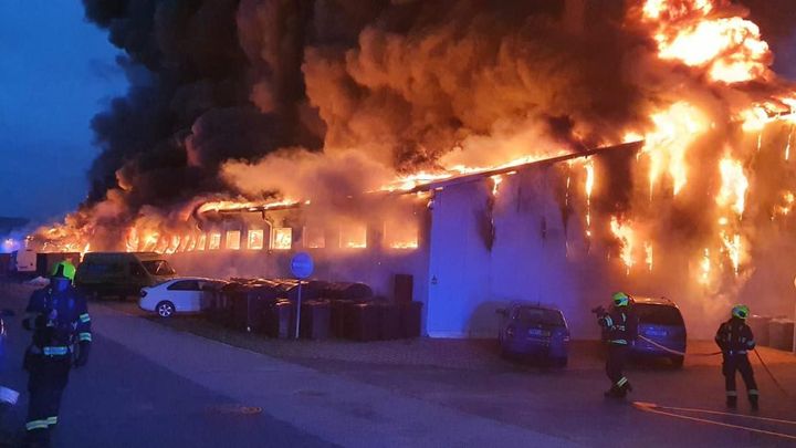 V pražských Letňanech hořela vstupní hala, škoda bude asi 150 milionů korun; Zdroj foto: HZS Praha