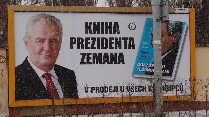 Billboard (vyfocený v Brně-Bystrci) propagující knihu rozhovorů s Milošem Zemanem samozřejmě není kampaň; koho by to jen mohlo napadnout!