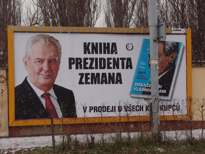 Miloš Zeman nedělá kampaň, ale jeho knihu Dokážeme si vládnout sami snad propagovat může, ne? Billboard v Brně Bystrci.