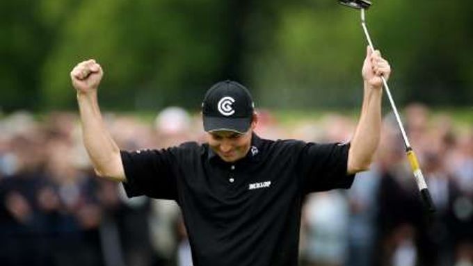 Anglický golfista David Howell slaví vítězství na BMW Championship v nádherném prostředí hřiště Wentworth.