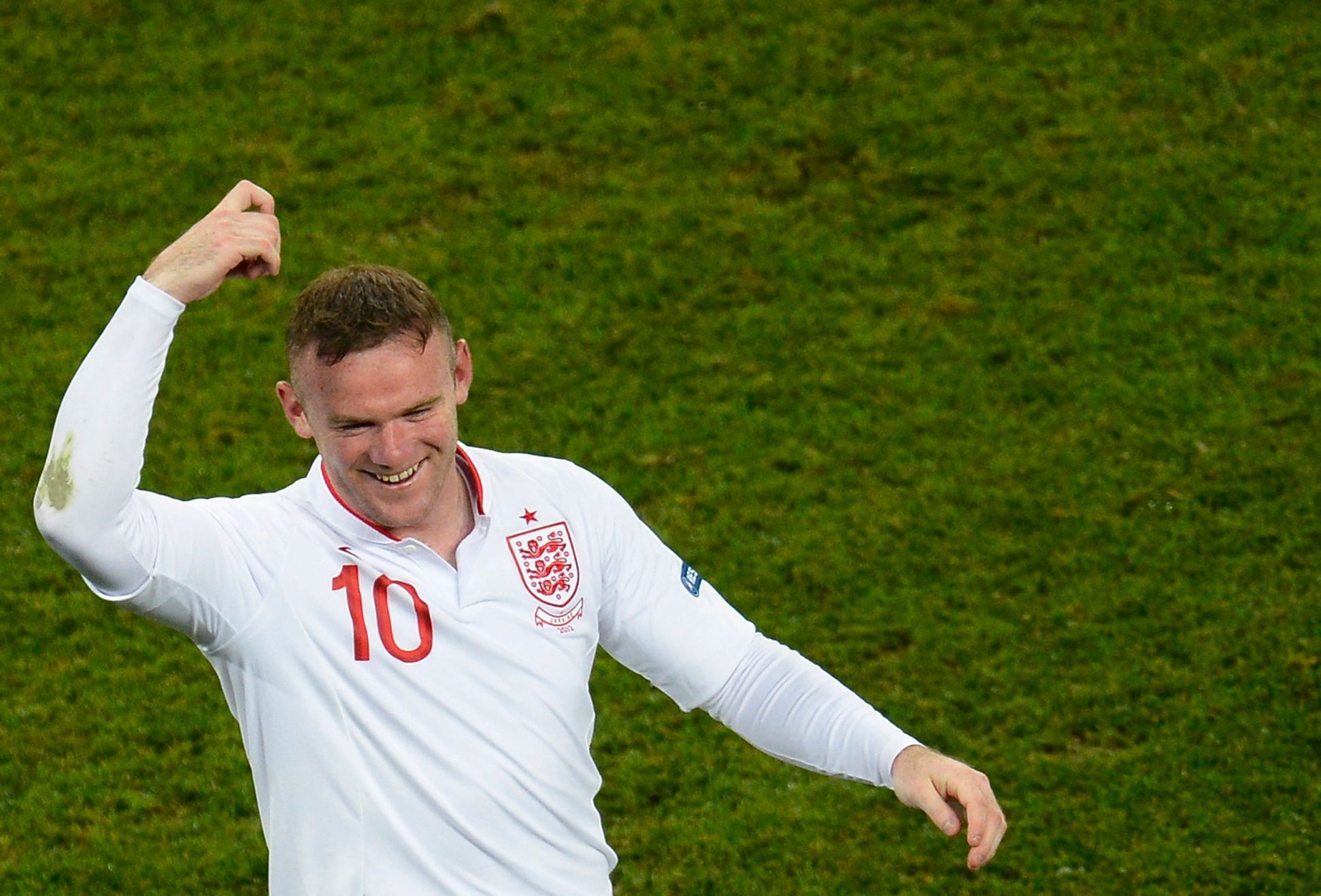 Wayne Rooney slaví branku v síti Ukrajiny
