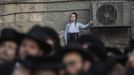 An Ultra-Orthodox Jewish boy watches a protest against a new conscription law that might force ultra-Orthodox Jews to serve in the army, in Jerusalem's Mea Shearim neighbourhood June 25, 2012. Israel's Supreme Court ruled in February that the so-called "Tal Law", a 2002 measure that effectively shielded ultra-Orthodox communities from military service, was unconstitutional. The government, faced with the court's ruling, must now either revamp the law, which will expire in August, or approve new legislation.REUTERS/Ronen Zvulun (JERUSALEM - Tags: RELIGION MILITARY POLITICS CIVIL UNREST) Published: Čer. 25, 2012, 11:35 dop.