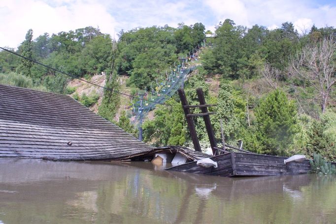 Pohled na povodňovou potopu v ZOO blízkosti lanovky.