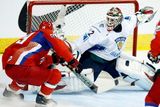 Sergej Fjodorov překonává brankáře Niklase Backstroma v semifinálovém zápase Rusko - Finsko