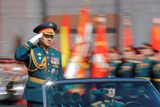 Tradiční vojenskou přehlídku v Moskvě zahájil ve svém voze ruský ministr obrany Sergej Šojgu.