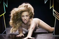 VIDEO  Lady Gaga je méně nahá než Botticelliho Venuše