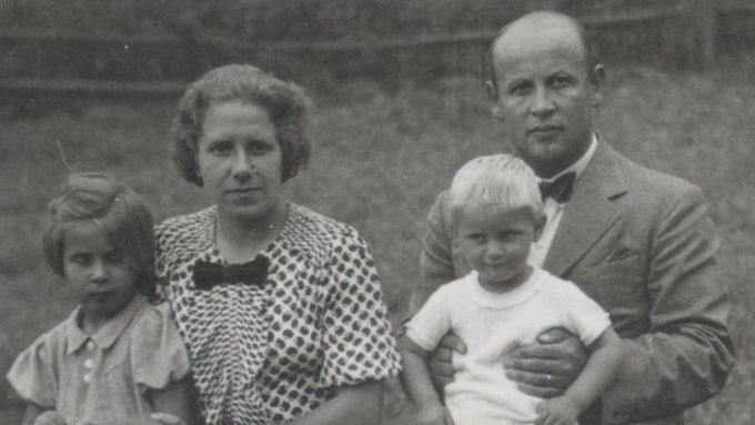 Odbojáři František a Milada Hejlovi se svými dcerami Evou a Hanou. Manželský pár byl na podzim 1942 popraven nacisty v Mauthausenu.