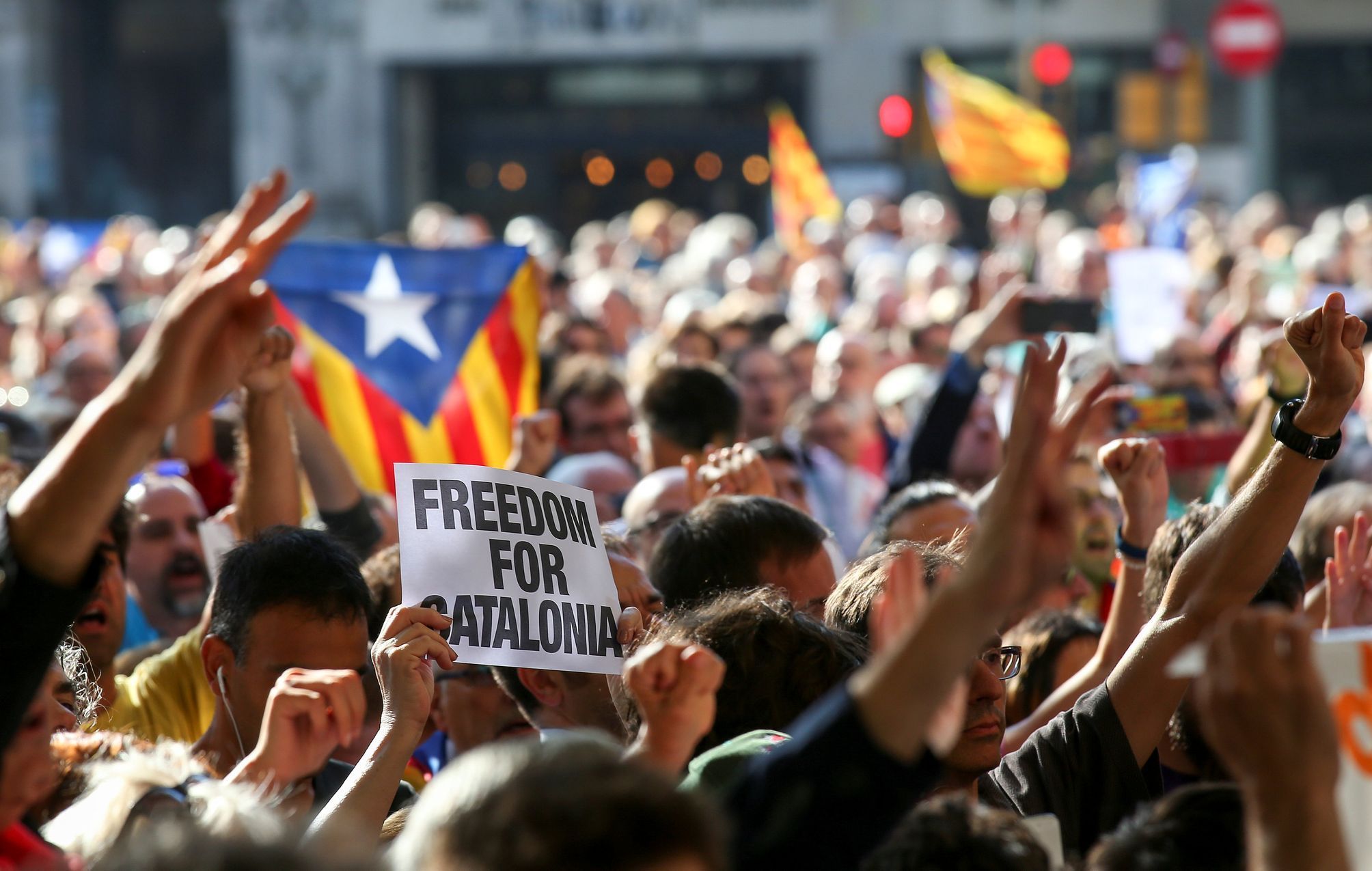 Lidé před katalánským ministerstvem financí, kde španělská policie provedla razii.