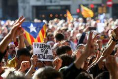 Španělská policie provedla razii na katalánských ministerstvech, zadržela i pravou ruku vicepremiéra