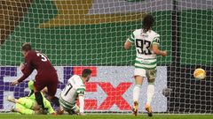 Lukáš Juliš dává gól v zápase Celtic Glasgow - Sparta Praha