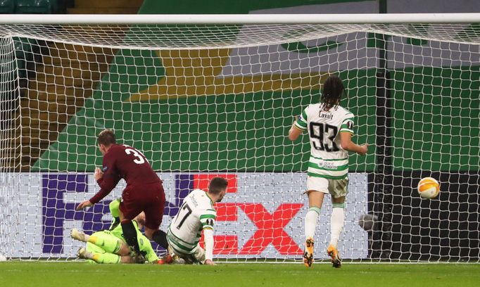 Lukáš Juliš dává gól v zápase Celtic Glasgow - Sparta Praha