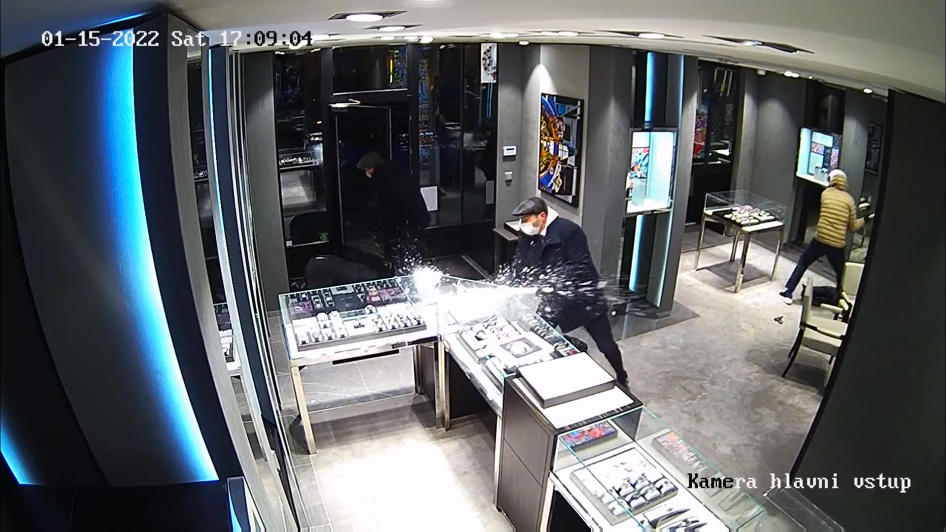 Images dramatiques: des voleurs à Prague cambriolent un magasin de montres et endommagent 20 millions de personnes