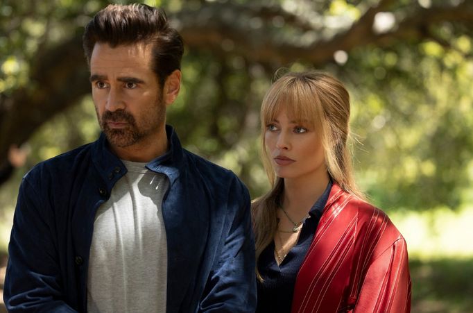 Margot Robbie jako Sarah a Colin Farrell v roli Davida ve filmu Velká odvážná nádherná cesta (2025).