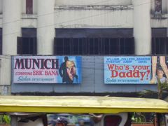 Filmových plakátů a kreseb jsou v Manile stovky, ovšem ne na Šifru mistra Leonarda.