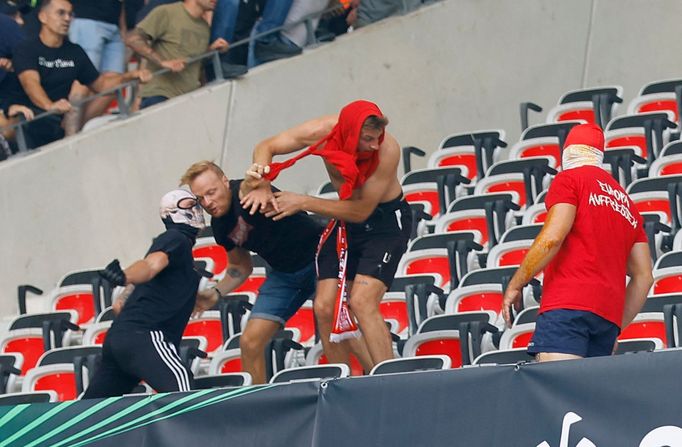 Soccer Football - Europa Conference League - Group D - OGC Nice v Cologne - Allianz Riviera, Nice, France - September 8, 2022 Fans clash before the match REUTERS/Eric Gai