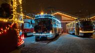 Tatry T3 budou Prahou jezdit ve dvojím provedení. Jedna ve žluto-červené kombinaci, druhá má modré polepy s vánočními motivy.