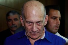 Izraelský expremiér Olmert byl předčasně propuštěn z vězení. Odseděl si většinu, vysvětluje úřad