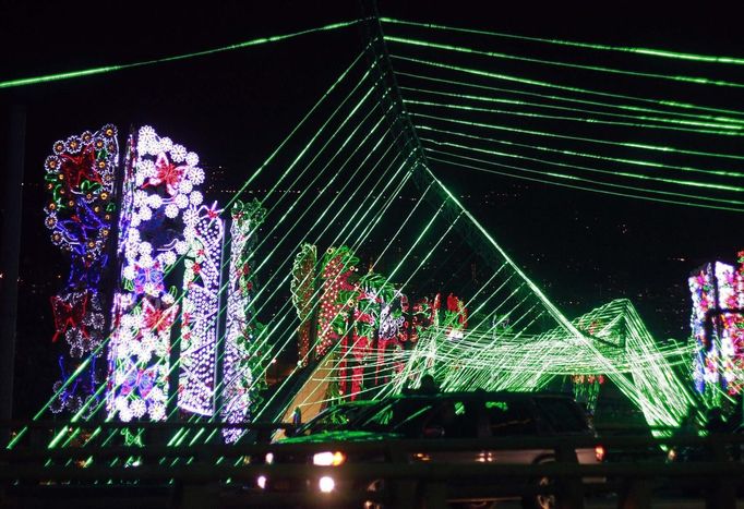 A view shows the Medellin river lighted up with Christmas decorations, in Medellin December 2, 2012. REUTERS / Albeiro Lopera (COLOMBIA - Tags: SOCIETY ANNIVERSARY) Published: Pro. 3, 2012, 3:34 dop.