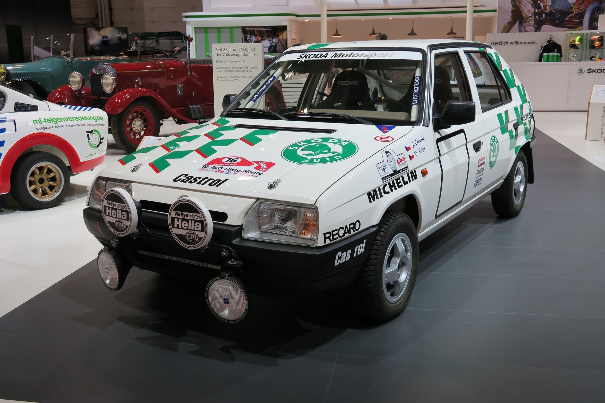 Stánek Škody na výstavě klasických automobilů v Essenu