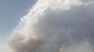 A giant plume of smoke rises from the Waldo Canyon fire west of Colorado Springs, Colorado June 24, 2012. Firefighters in Western U.S. states struggled to contain out-of-control wind-stoked wildfires across the U.S. west as summer temperatures mounted, and a fresh blaze consumed more homes in Colorado. REUTERS/Rick Wilking (UNITED STATES - Tags: DISASTER ENVIRONMENT) Published: Čer. 25, 2012, 1:09 dop.