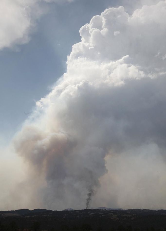 A giant plume of smoke rises from the Waldo Canyon fire west of Colorado Springs, Colorado June 24, 2012. Firefighters in Western U.S. states struggled to contain out-of-control wind-stoked wildfires across the U.S. west as summer temperatures mounted, and a fresh blaze consumed more homes in Colorado. REUTERS/Rick Wilking (UNITED STATES - Tags: DISASTER ENVIRONMENT) Published: Čer. 25, 2012, 1:09 dop.