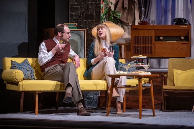 Jakub Tvrdík jako Johnny a Michala Gatialová v roli Alex.