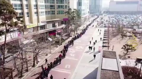 Dron natočil stovky Jihokorejců při čekání na roušky, strach z koronaviru sílí