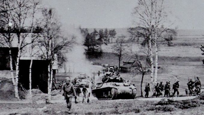 Fotka zachycuje první americké vojáky na území Československa.