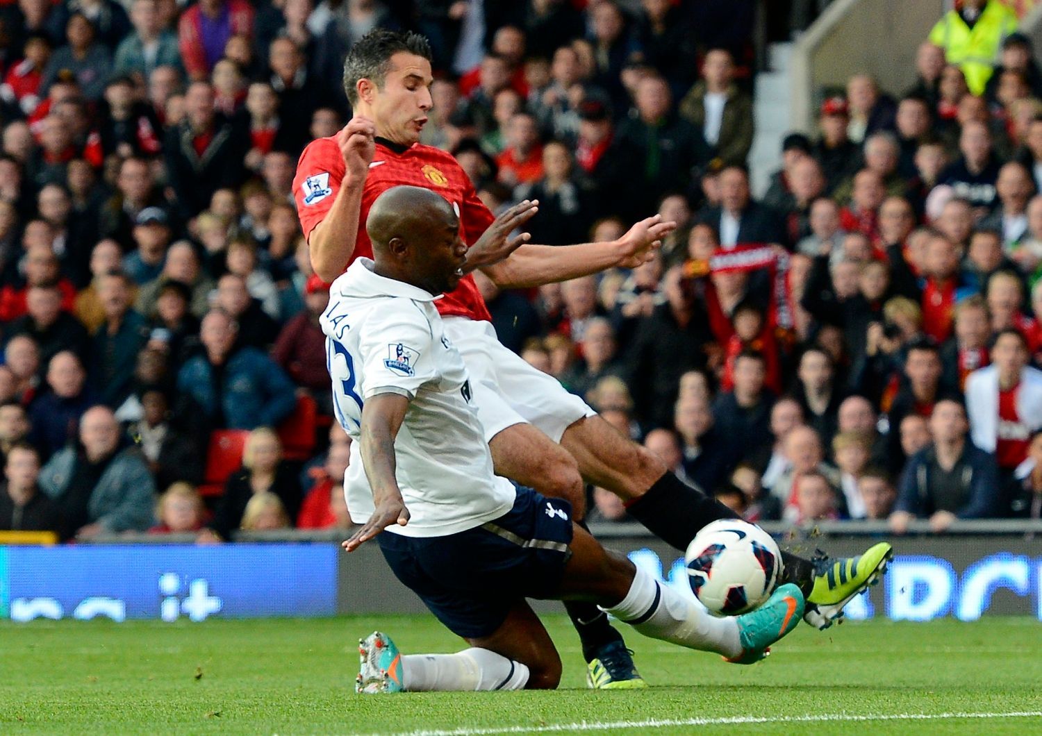 Fotbalista Manchesteru United Robin van Persie v souboji s Williamem Gallasem z Tottenhamu v 6. kole anglické Premier League.