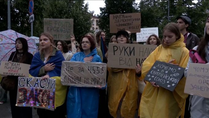 Ukrajinci demonstrovali na podporu nového zákona, který obnovuje nezávislost protikorupčních orgánů