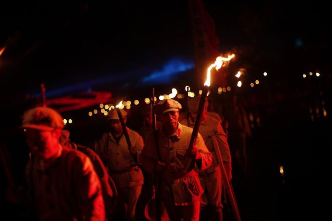 Actors perform a theatrical re-enactment of the Red Army battles and the beginning of the Long March in Jinggangshan, Jiangxi province September 20, 2012. Jinggangshan is where former Chinese leader Mao Zedong's career as a revolutionary began to take off. In 1927, Mao and several communist leaders fled with a few thousands to the hills of Jinggangshan, hounded and outnumbered by Nationalist forces. REUTERS/Carlos Barria (CHINA - Tags: POLITICS SOCIETY ENTERTAINMENT) Published: Zář. 20, 2012, 3:27 odp.