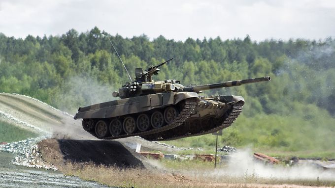 Ukrajinci zničili drahý ruský tank T-90 levnými čínskými drony.