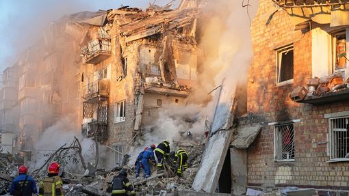 Kyjevští záchranáři prohledávají sutiny domu, který se v noci na čtvrtek stal cílem ruského náletu. Zemřeli při něm nejméně tři lidé včetně dítěte.