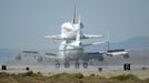 The space shuttle Endeavour, carried piggyback atop a Boeing 747 jumbo jet, comes in for its landing at at Edwards Air Force Base in California, September 20, 2012, after a cross-country trip to Los Angeles to begin its final mission as a museum exhibit. Endeavour is scheduled to take off for its final ferry flight again on Friday, and the final airborne journey of the entire space shuttle fleet, headed for Los Angeles International Airport. REUTERS/Gene Blevins (UNITED STATES - Tags: TRANSPORT SCIENCE TECHNOLOGY) Published: Zář. 20, 2012, 10:15 odp.