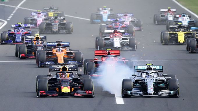 Max Verstappen v Red Bullu a Lewis Hamilton v Mercedesu bojují po startu VC Maďarska formule 1.