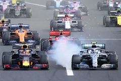 Mercedes přechytračil Red Bull, v Maďarsku vyhrál Hamilton