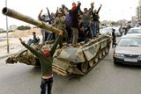 Překvapivě dobré zprávy z Libye se ukázaly jako mylné. Muammar Kaddáfí s násilím nepřestal a spojenci musejí jednat.