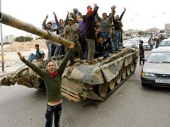 Rebelové v Benghází jásají na ukořistěném tanku.