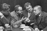 Roku 1963 v pražském Tylově divadle, zleva režisér Jan Strejček, A. J. Liehm, Martin Růžek a Jean-Paul Sartre při generálce své hry Vězňové z Altony.