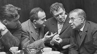 Roku 1963 v pražském Tylově divadle, zleva režisér Jan Strejček, A. J. Liehm, Martin Růžek a Jean-Paul Sartre při generálce své hry Vězňové z Altony.