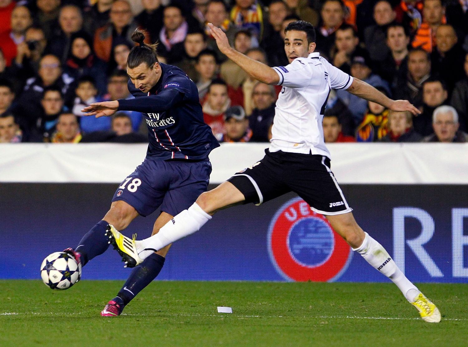 Liga mistrů, Valencie - Paris St. Germain: Adil Rami (vpravo) - Zlatan Ibrahimovič
