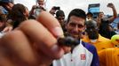 Srbský tenista Novak Djokovič se podapisuje na objektiv po výhře nad Švýcarem Stanislasem Wawrinkou na US Open 2012.