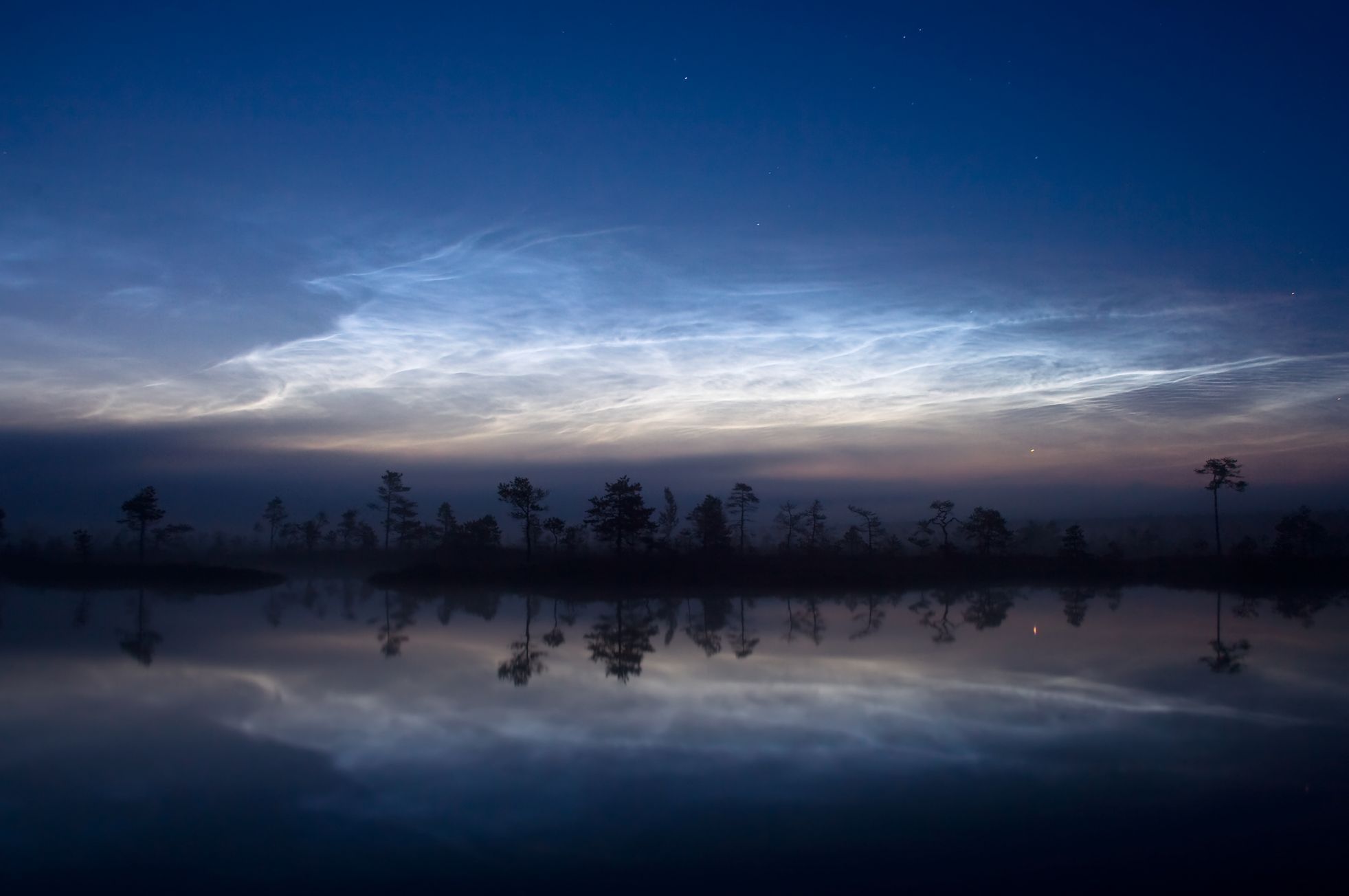 Noční svítící oblaka v Estonsku na snímku, který vyfotografoval Martin Koitmäe