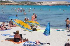 Prázdniny v ráji, bez covidu. Středomořské ostrovy vábí turisty, rozdávají bonusy