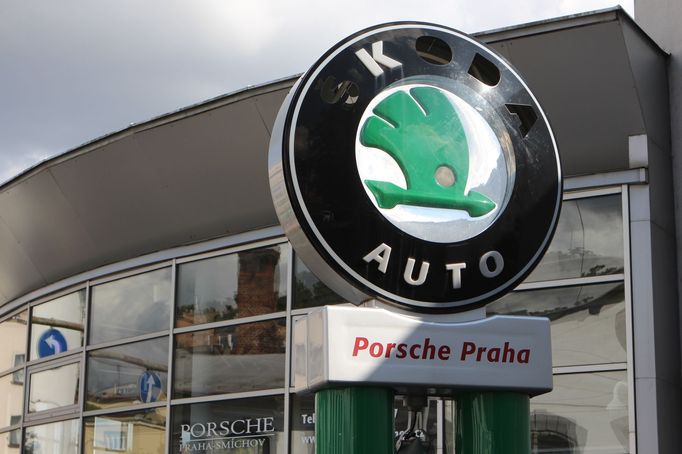 Starý typ loga u dealerství Porsche Inter Auto na Smíchově je už v dosti zuboženém stavu.