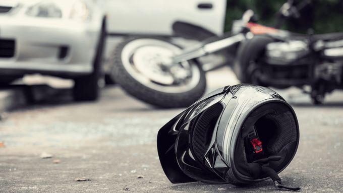 4 z 10. Tolik motorkářů nepřežije čelní střet s protijedoucím automobilem při jeho vybočení do protisměru.