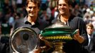 Německý tenista Tommy Haas pózuje s trofejí po vítězství na turnaji ATP v německém Halle. Vedle něj finalista Švýcar Roger Federer (vlevo).