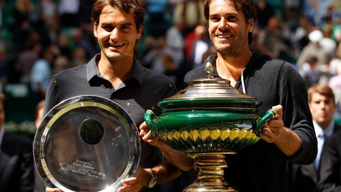 Tommy Haas a Roger Federer (vlevo), finalisté turnaje v Halle.