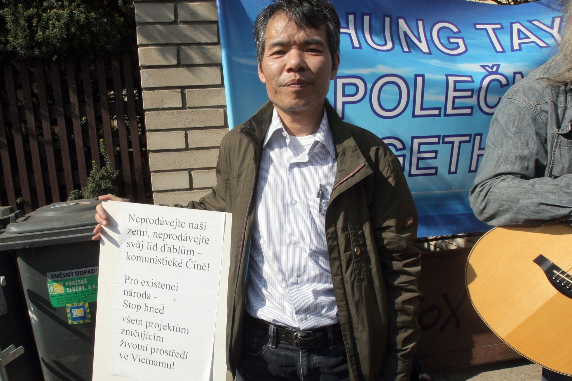 Vietnamci protestují před svou ambasádou v Praze