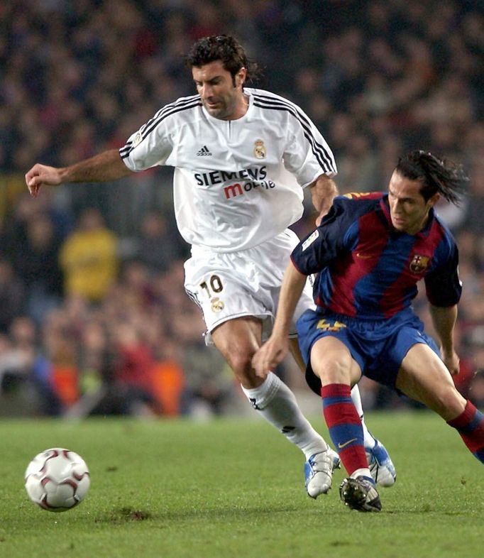 Luís Figo v dresu Realu proti Luisi Garcíovi z Barcelony.